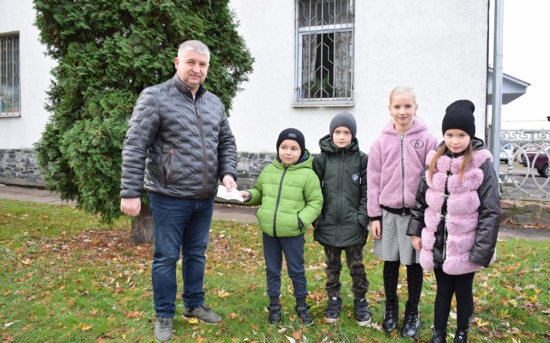 В одній з початкових шкіл Олевської громади, де навчається 11 дітей, провели ярмарок та зібрали кошти для ЗСУ