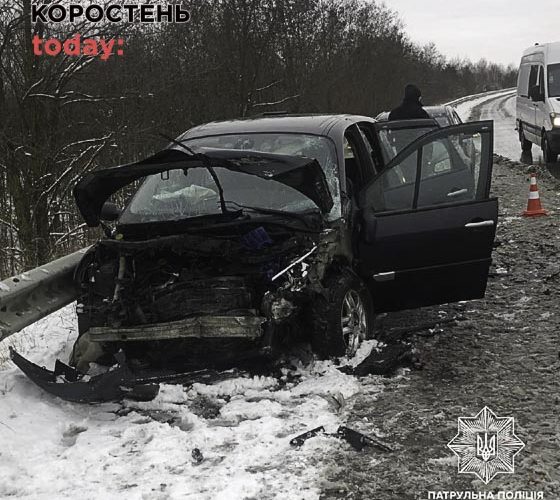 Поблизу Коростеня не розминулись дві автівки: рух транспорту ускладнений