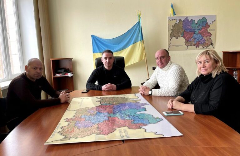 Заступник керівника Житомирської ОВА в Овручі подивився ремонт укриття в ліцеї та завітав у модульний садок