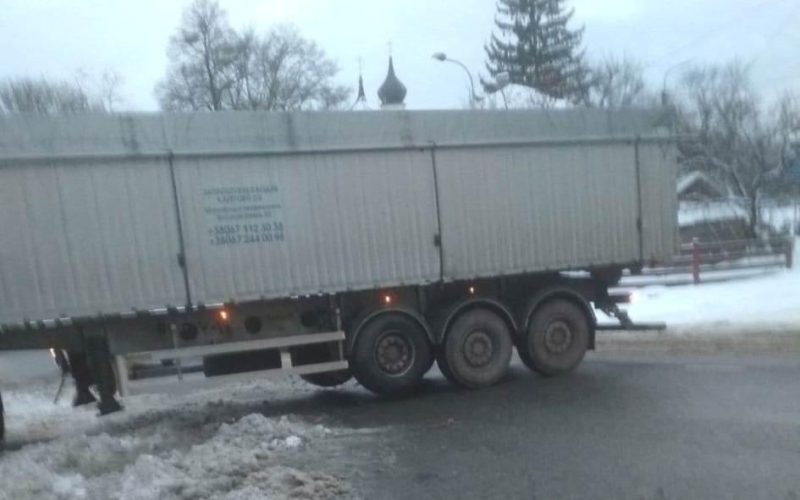 В Овручі водій вантажівки хотів розвернутися, але частково застряг в снігу