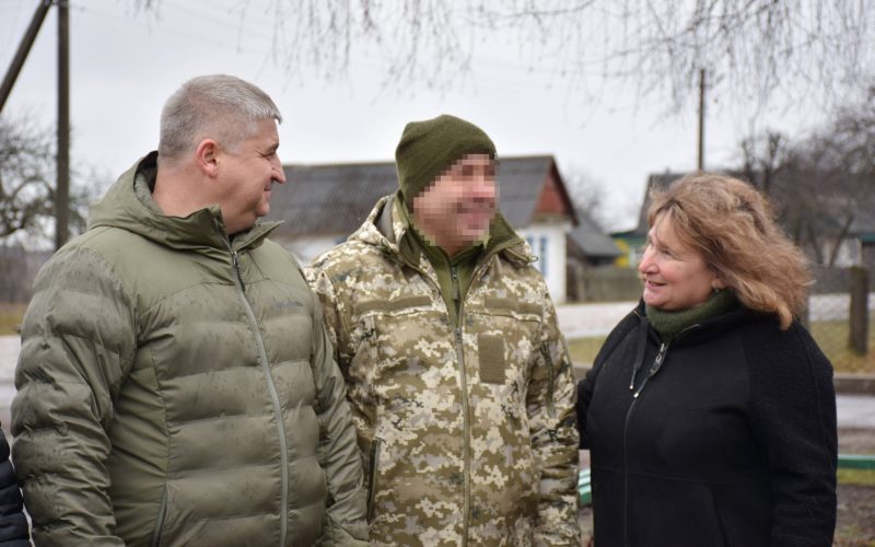 У селі Олевської громади для захисника з 31-ї бригади передали автомобіль