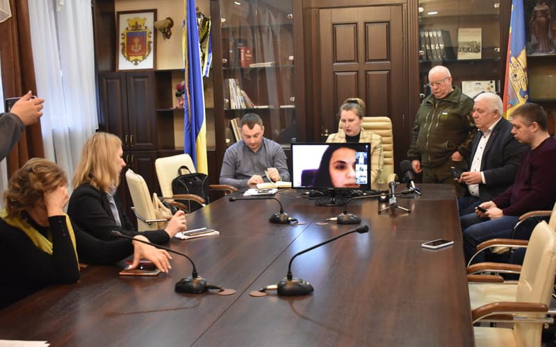 У Коростені знову збирались на нараду та говорили про зменшення чорнобильських доплат до пенсій