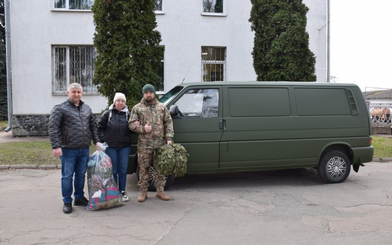 Олевська громада передала автомобіль військовому, який воює на Вугледарському напрямку
