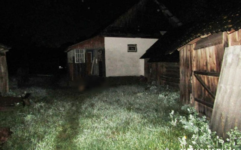 На Овруччині під час застілля посварились сусіди: один смертельно травмував іншого та подзвонив до поліції