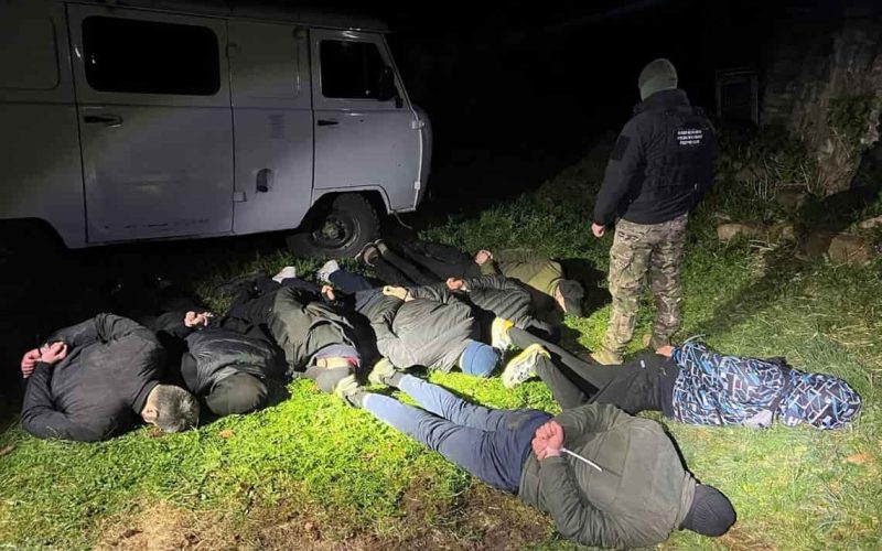 На Буковині затримали жителів Житомирщини, які за 9 тис. євро намагались потрапити з іншими ухилянтами до Румунії