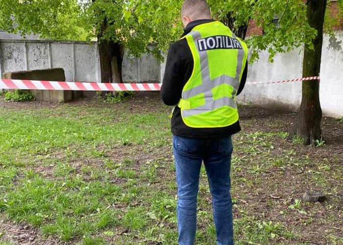 У селі на Житомирщині затримали молодого вчителя за підозрою в убивстві та пораненні колишніх учнів