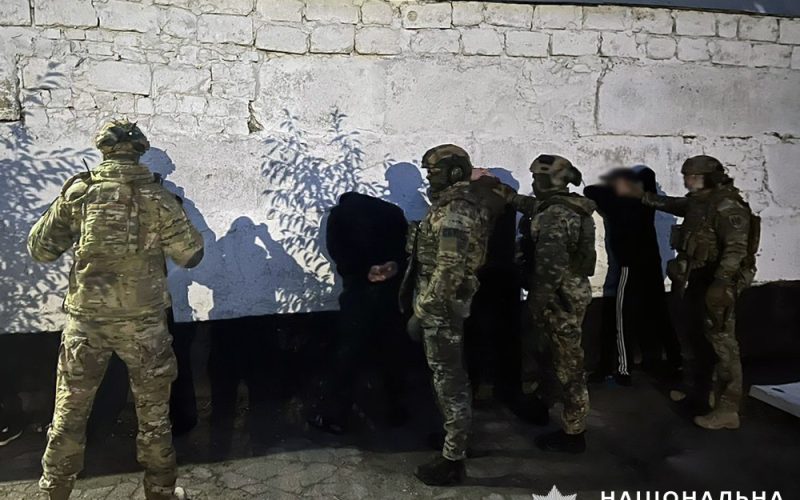 На Житомирщині судитимуть трьох осіб, які відбуваючи покарання в колонії, ошукували українців