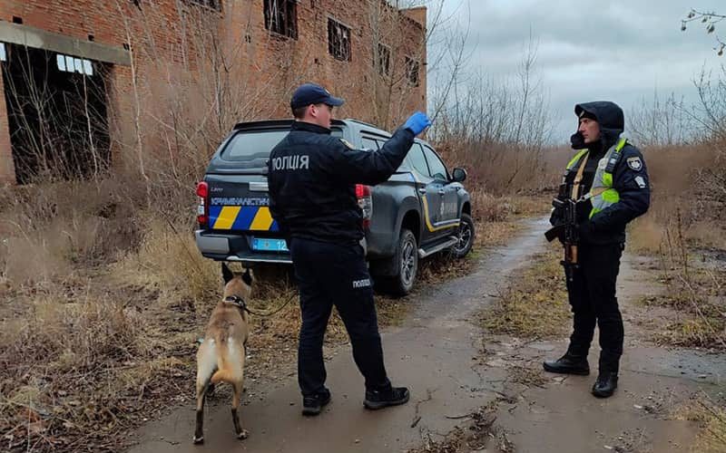 Вбили та заховали тіло в занедбаній будівлі: у Житомирській області ухвалили вироки двом чоловікам, які позбавили життя юнака