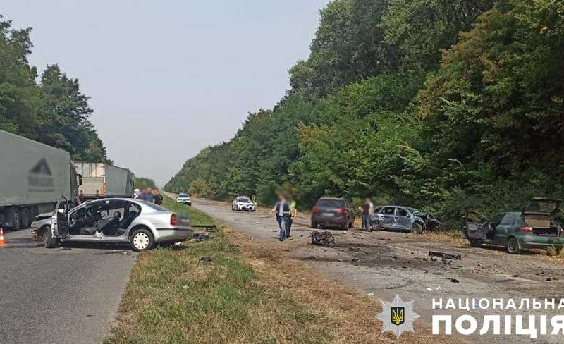На трасі біля Житомира під час ДТП зіткнулися три автомобіля: 7 постраждалих, серед них двоє дітей
