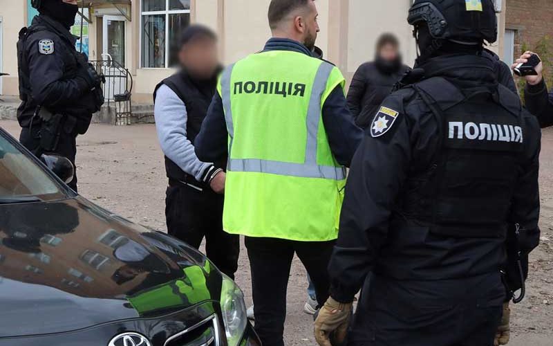Вимагали у дружини військового 50 тис. грн – на Житомирщині затримали двох чоловіків