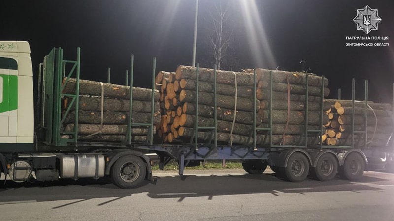 На Житомирщині патрульні зупинили три вантажівки: водії незаконно перевозили деревину