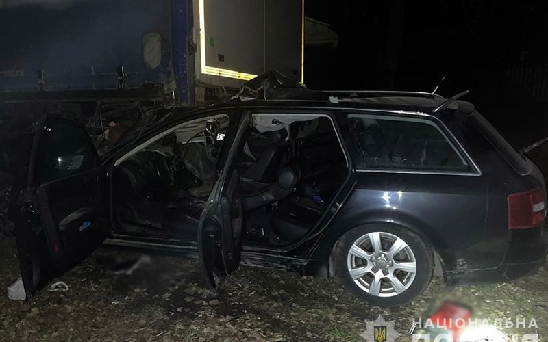 Вночі неподалік Коростеня водій на Audi врізався у припарковану вантажівку та загинув