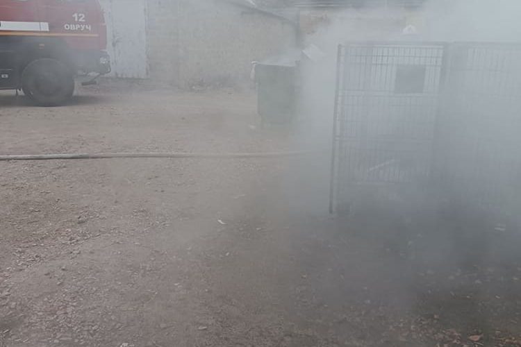 В Овручі палали сміттєві баки