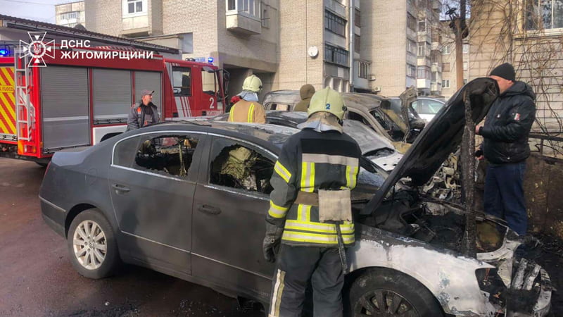 У місті Житомирської області горіла автівка, вогонь перекинувся ще на три інші