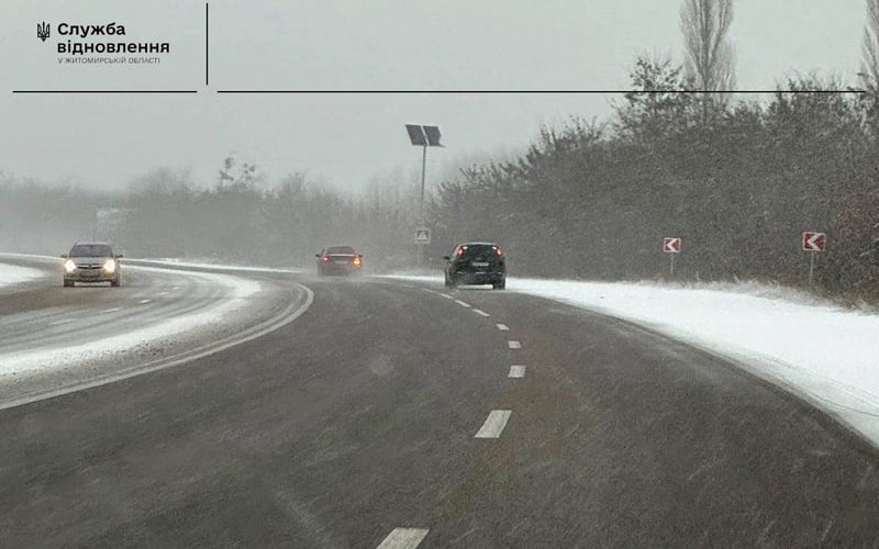 На шляхах Житомирщини 16 одиниць техніки обробляють дороги реагентами