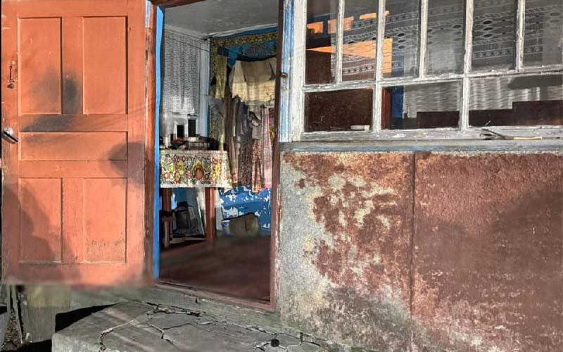 Викинув тіло до вигрібної ями – у селі на Малинщині знайшли молодика, який вбив пенсіонера та переховувався в лісі