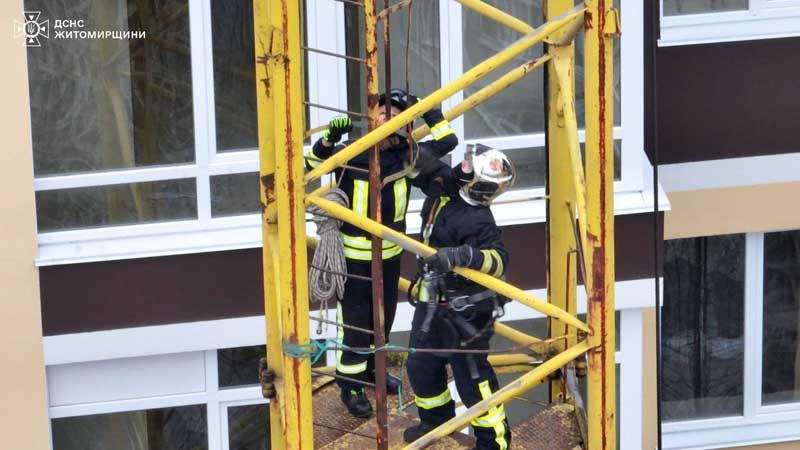 Під час будівництва багатоповерхівки у Житомирі на крані помер чоловік: тіло знімали рятувальники