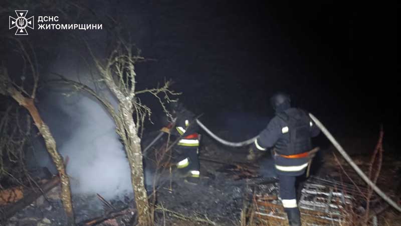 Внаслідок ворожої атаки на Житомирщині горіла дерев’яна будівля та сарай