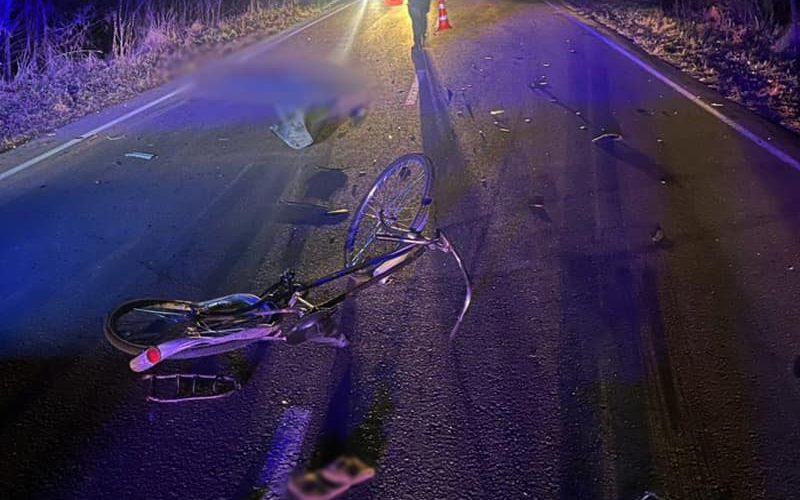 На автодорозі в Коростенському районі під колесами авто загинув велосипедист