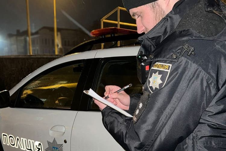 Жителька Лугинської громади під час сварки порізала співмешканця та викликала “швидку”