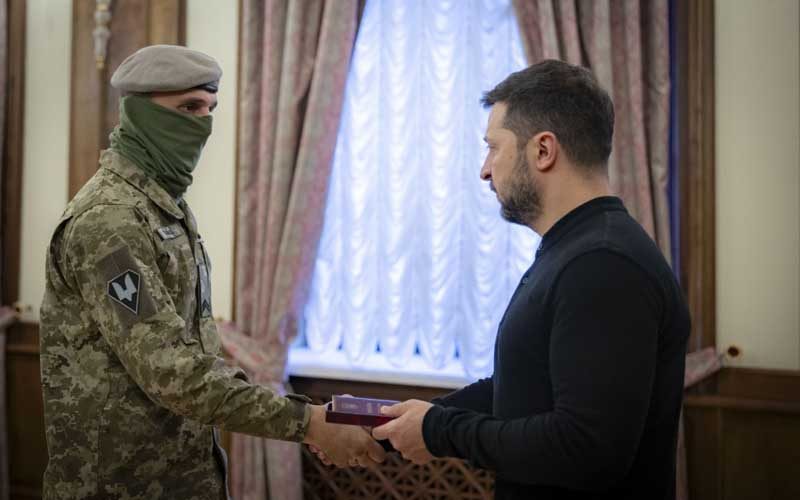Десантників з Житомирщини за взяття в полон військового КНДР президент нагородив орденами