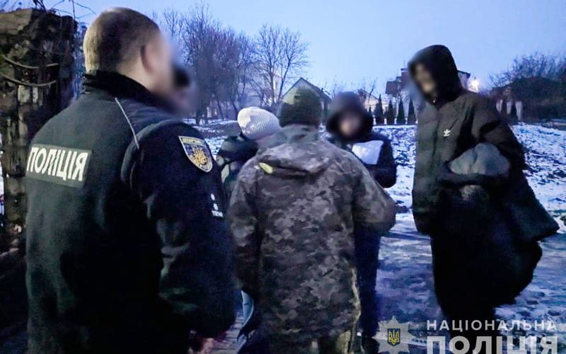 На Житомирщині Нацполіція проводить обшуки у справах щодо незаконного перетину кордону військовозобовʼязаними