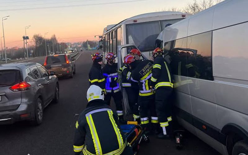 На автодорозі в Житомирській області зіштовхнулися три автобуси