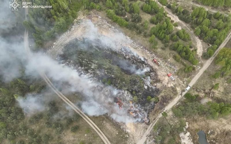 У селі Коростенського району пожежники понад 10 годин боролися з вогнем, що охопив сміттєзвалище
