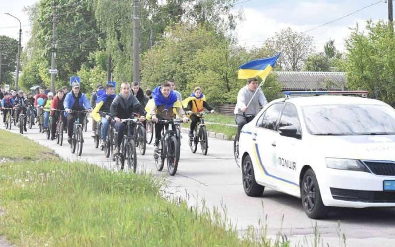 Велопробіг у вишиванках: коростенських школярів частували українськими стравами