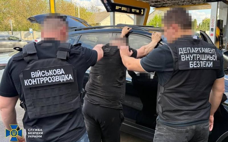 На одній із заправок в Житомирській області затримали чоловіка, який за 15 тис. доларів обіцяв ухилянтам “подорож” за кордон