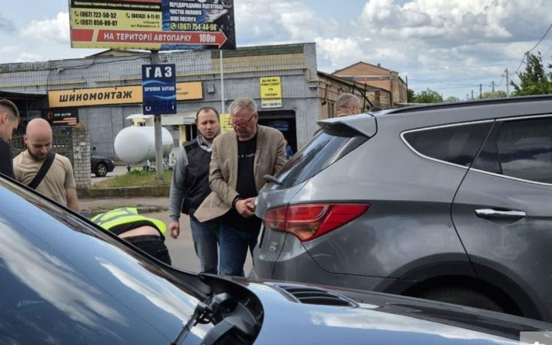 Підозрюваний в отриманні хабаря мер Бердичева продав Renault, на який був накладений арешт