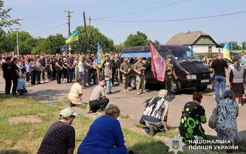 У Лугинах попрощалися з полеглим на фронті поліцейським Віталієм Боряченком