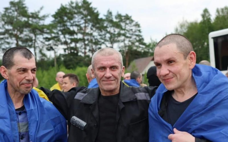 Україна повернула ще одну групу захисників із полону РФ: військові й цивільні