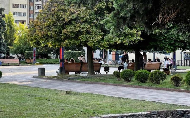 Пусті пляшки від алкоголю та енергетиків – центральний майдан в Коростені після вечірніх гулянок