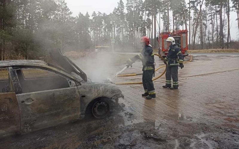 У селі Малинської громади згорів автомобіль, який зайнявся під час руху