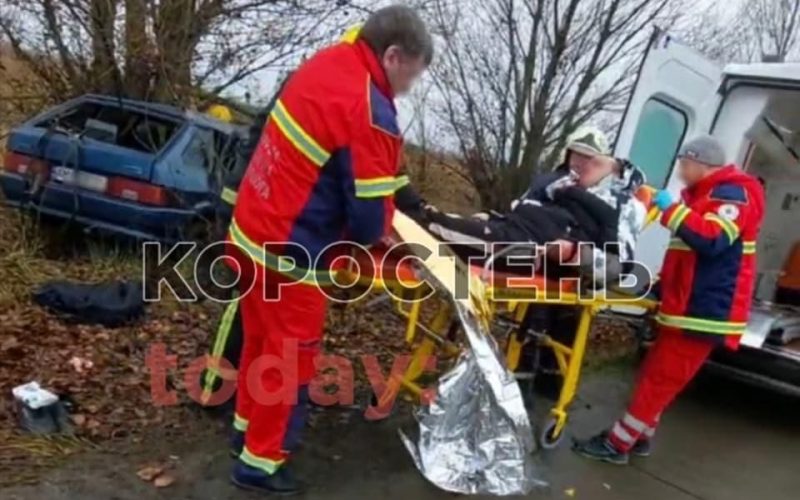 У поліції розповіли подробиці ДТП на автодорозі в Малинській громаді: водія ВАЗ, що врізався у дерево, госпіталізували