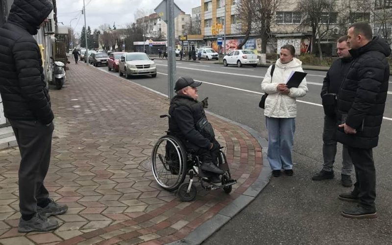 В Овручі перевірили маршрут безбар’єрності для маломобільних груп населення