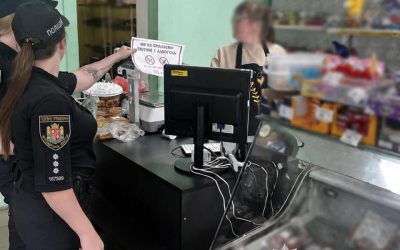Поліція Коростеня провела рейд у магазинах: нагадали продавцям про заборону продажу алкоголю та тютюну неповнолітнім