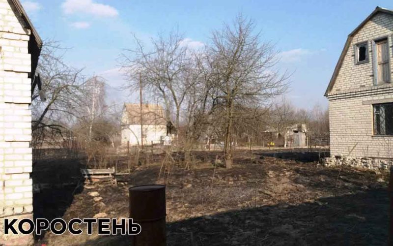 У Коростені на Броварі рятувальники гасили палаючий сухостій та знайшли тіло чоловіка
