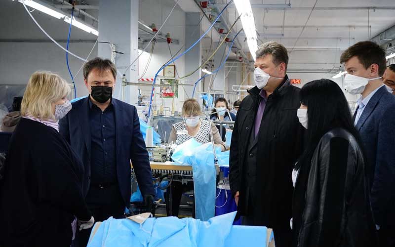 Компанія Буткевича закупила більше 25 тисяч захисних костюмів для медиків Житомирщини у Новоград-Волинської швейної фабрики