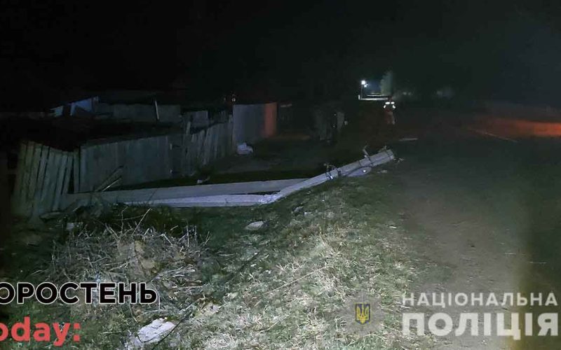 В Березівці Коростенського району водій не впорався з керуванням і влетів в стовп – двоє в реанімації