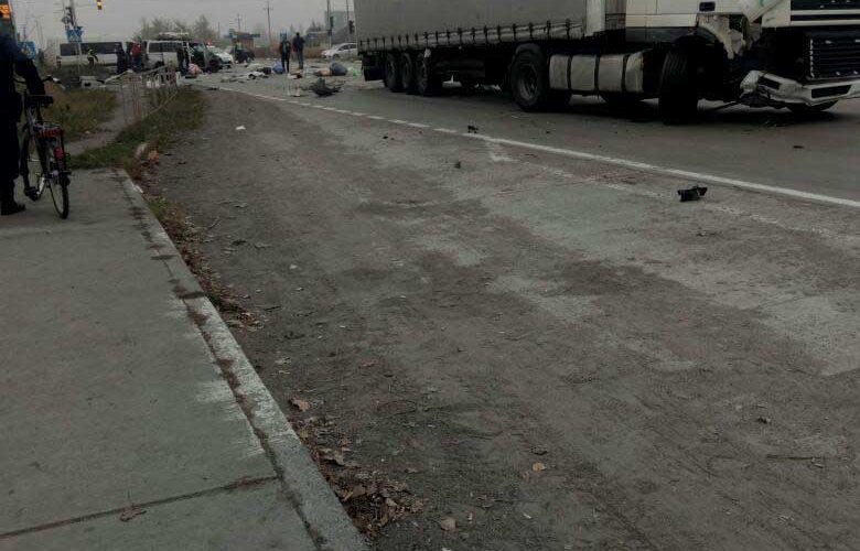 На в’їзді в Коростень фура врізалася в бус: одна жінка загинула, троє людей – травмовано ?ФОТО
