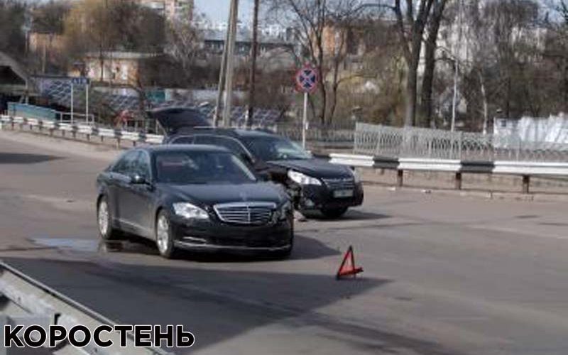 У Коростені на перехресті біля військомату не розминулися Mercedes та Subaru ?ФОТО