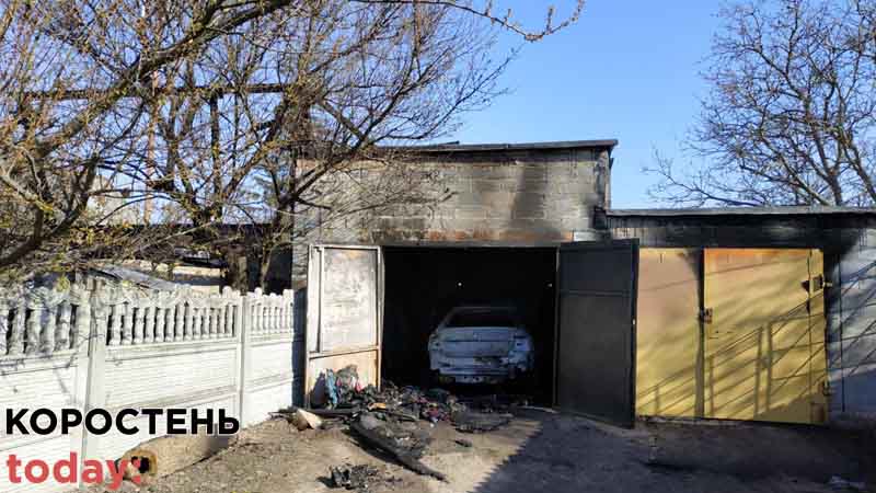В Коростені горіли три гаражі та дві автівки ?ФОТО