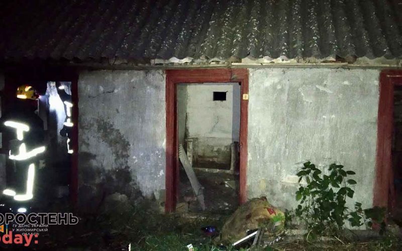 У Малині горів двоповерховий будинок: рятувальники 8 разів їздили на заправку машин з гідранта