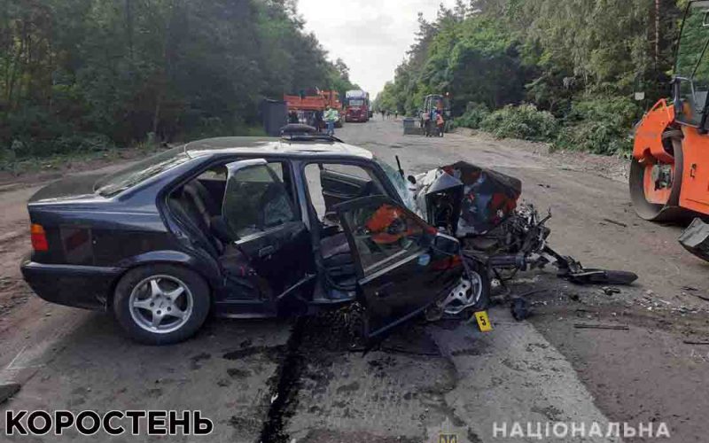На автодорозі біля Коростеня BMW врізався у припаркований каток, двоє травмованих ?ФОТО