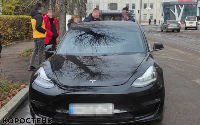 У Житомирі поліцейські зупинили Tesla, керманича підозрюють у незаконному переправленні за кордон військовозобов’язаних ▶️ВІДЕО