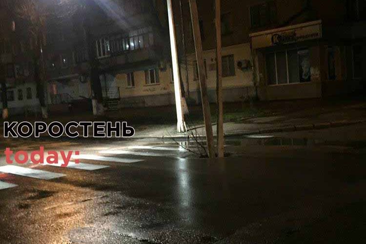 Коростенці обурені: люк прямо на проїжджій частині відкритий, а замість кришки — стирчать палиці. ?ФОТОФАКТ