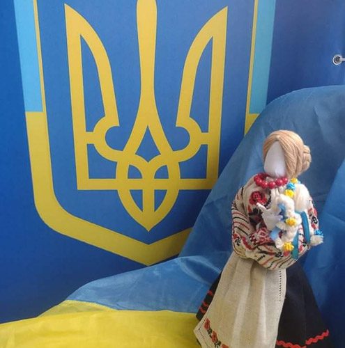 Майстриня з Овруцької громади робить обереги для захисників України