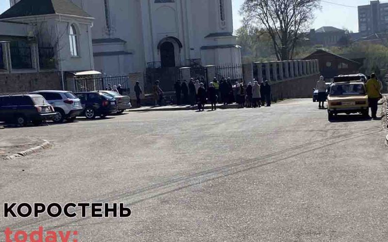 В Коростені зранку поліція не пускала десяток вірян в церкву